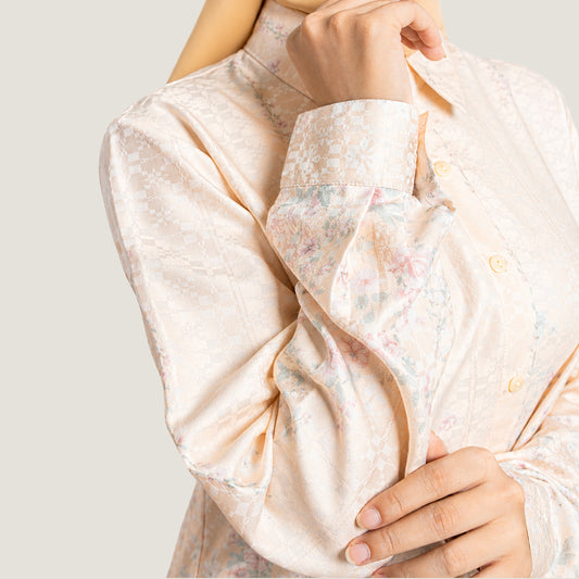Detail bahan poly rayon dobby premium di pergelangan tangan Naura Shirt Falyae — tekstur dobby weave lembut adem tidak menerawang