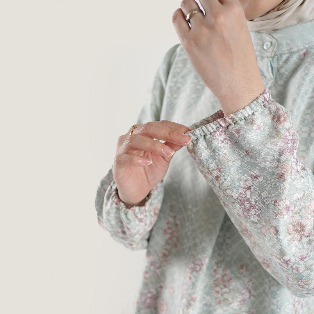 Detail bahan poly rayon dobby premium di pergelangan tangan Lunea Blouse Falyae — tekstur dobby weave lembut adem tidak menerawang