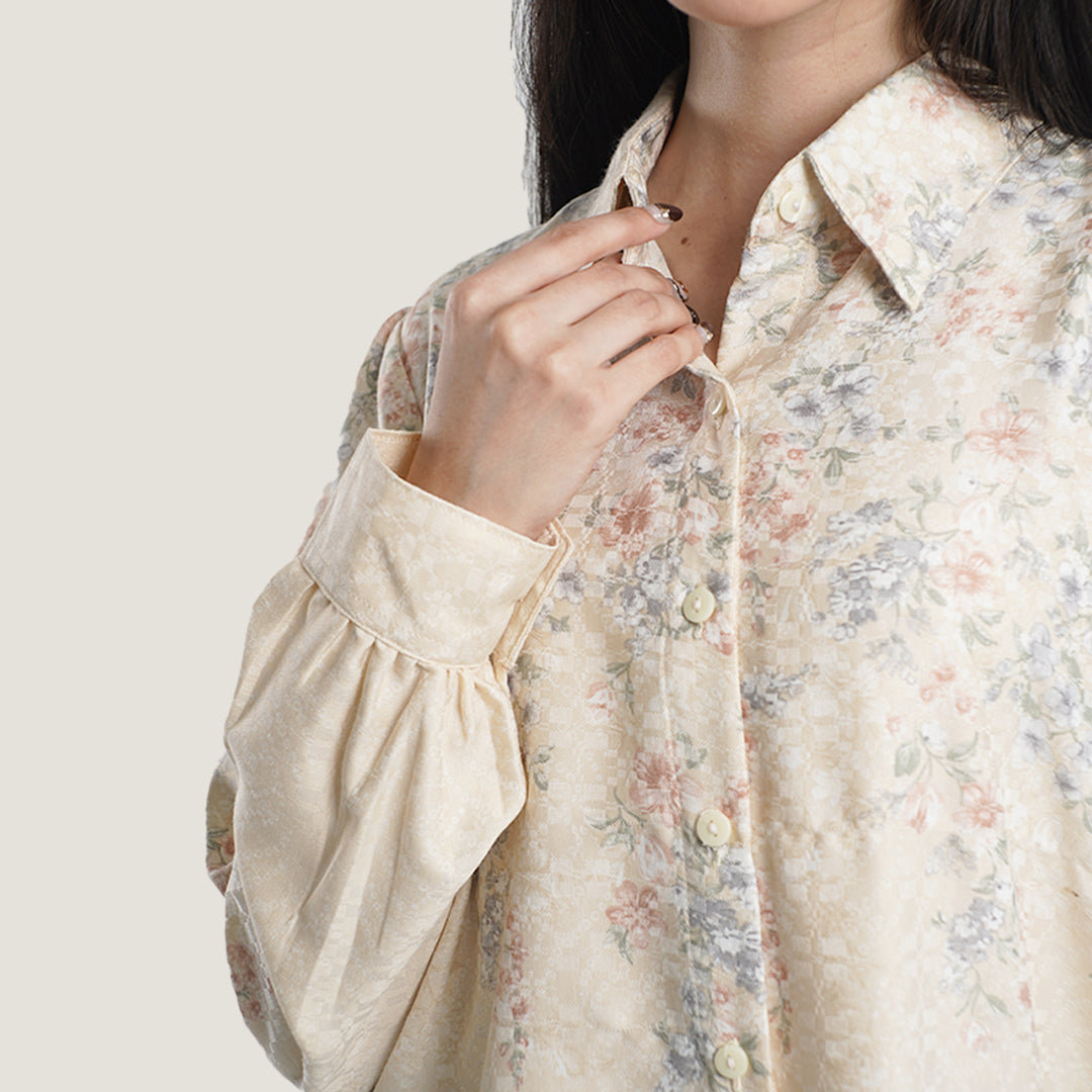 Detail bahan poly rayon dobby premium di pergelangan tangan Nuna Shirt Falyae — tekstur dobby weave lembut adem tidak menerawang