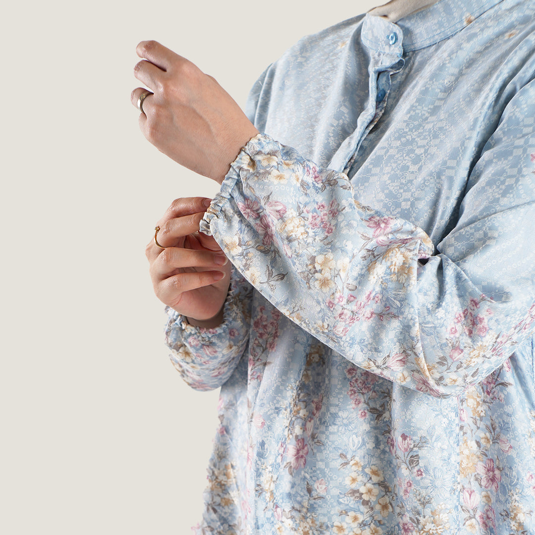 Detail bahan poly rayon dobby premium di pergelangan tangan Lunea Blouse Falyae — tekstur dobby weave lembut adem tidak menerawang