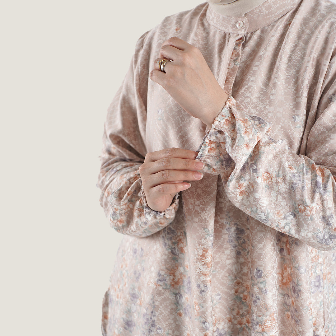 Detail bahan poly rayon dobby premium di pergelangan tangan Lunea Blouse Falyae — tekstur dobby weave lembut adem tidak menerawang