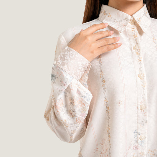 Detail bahan poly rayon dobby premium di bagian pergelangan tangan Naura Shirt Falyae — tekstur dobby weave lembut adem tidak menerawang