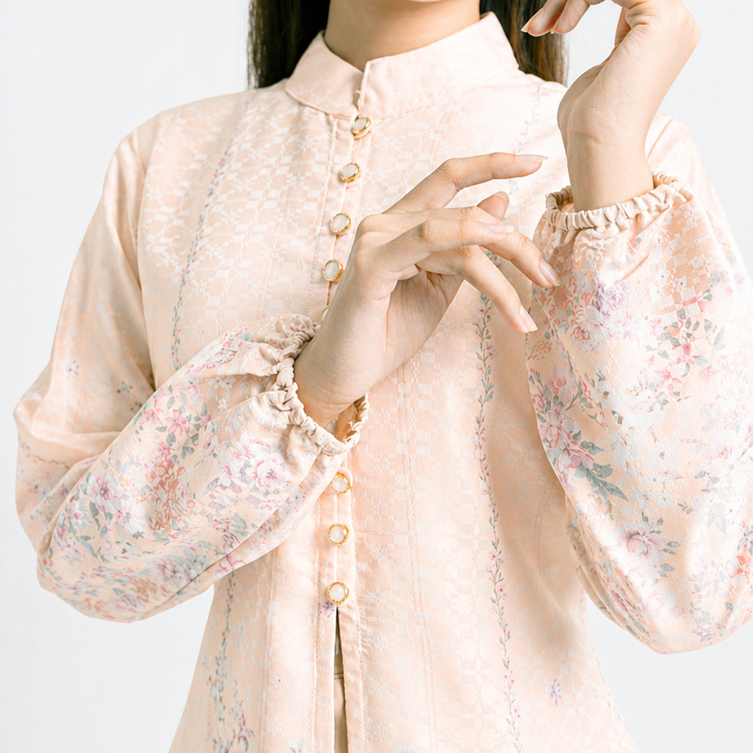 Detail bahan poly rayon dobby premium Safa Tunic Falyae di pergelangan tangan — tekstur dobby weave lembut adem tidak menerawang