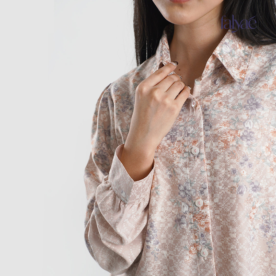 Detail bahan poly rayon dobby premium di pergelangan tangan Nuna Shirt Falyae — tekstur dobby weave lembut adem tidak menerawang